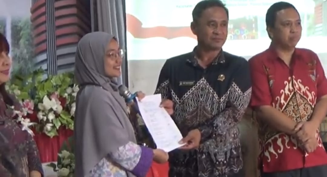 Hukum tua desa Wiau Lapi, menerima hasil penilaian desa anti korupsi dari KPK RI