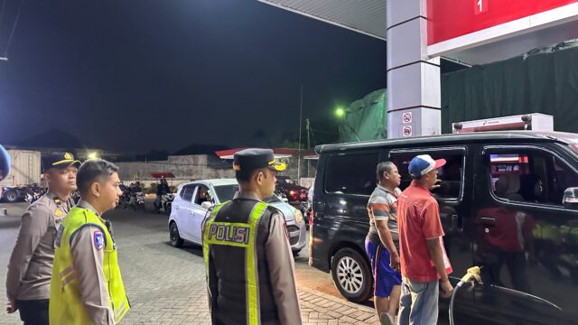 Kapolres Pasuruan Patroli Cek Langsung sejumlah SPBU , Pastikan Stok BBM Aman dan Antrean Normal